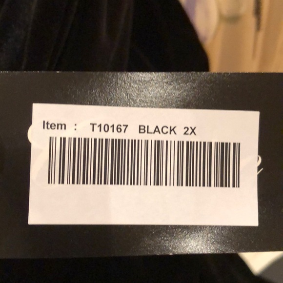 LUXURIOUS VELVET FULL LENGTH PLUS SIZE GOWN - Picture 15 of 16